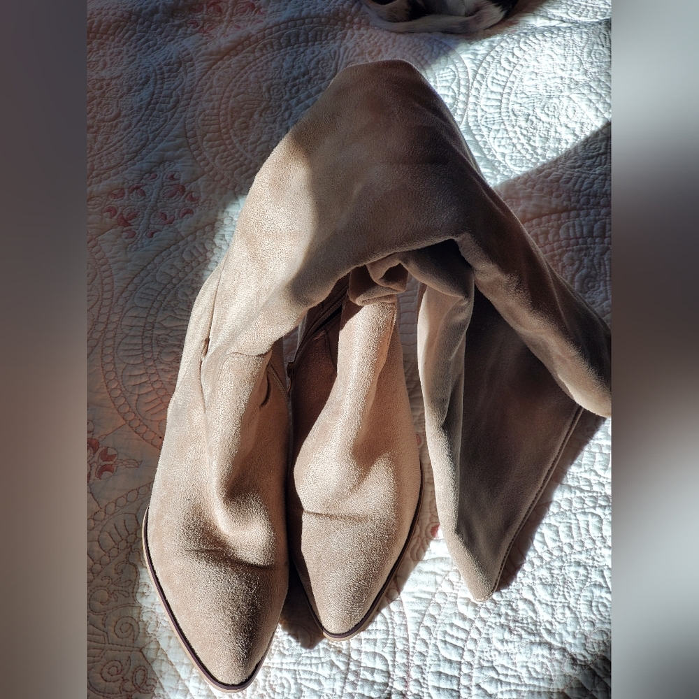 U to knee suede like cream boots. Womens size US 7